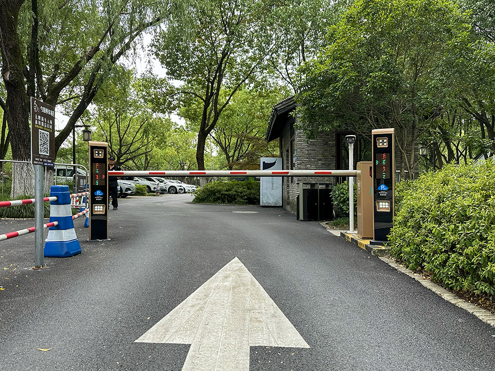 勺园停车场.jpg